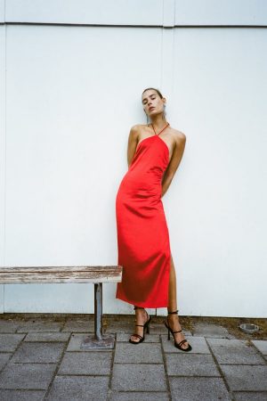 Vestido rojo cuello halter de Zara