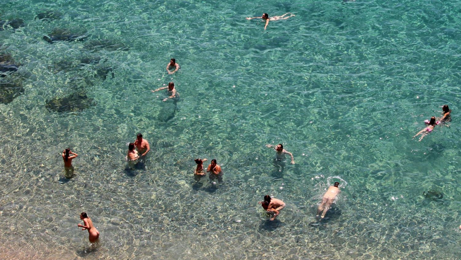 Esta es la increíble multa que te puede caer por orinar el mar este verano