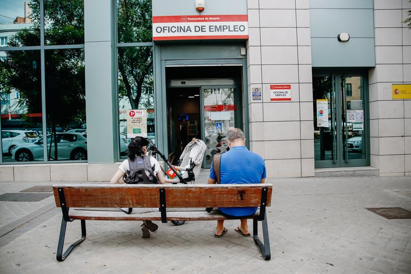 El paro baja de 2,9 millones en junio por primera vez en ocho año