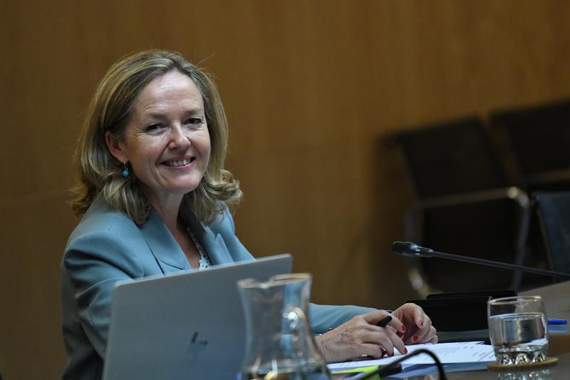 Calviño plantea un pacto a tres años de moderación de rentas empresariales y salariales