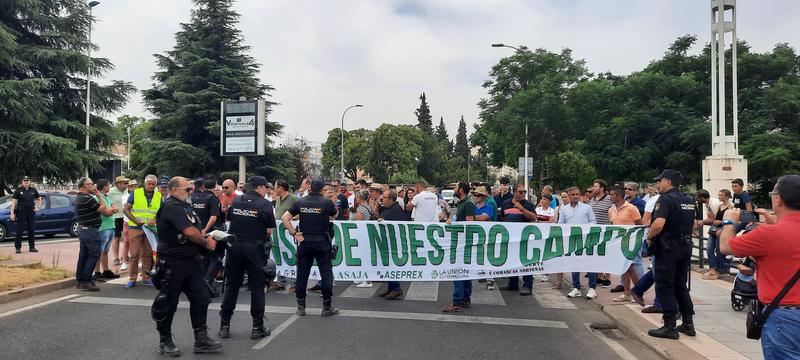 Badajoz es testigo de la protesta de los agricultores por los precios y la situación del sector