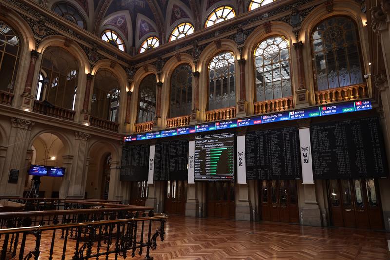 El Ibex 35 pugna a media sesión por mantener los 8.000 puntos
