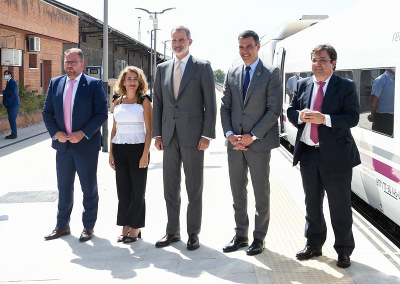El Rey inaugura la alta velocidad extremeña, un «primer paso» para que el AVE recorra la región