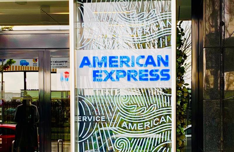 American Express gana un 15% menos en el segundo trimestre, pero mejora previsiones