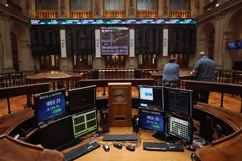 El Ibex 35 avanza sobre los 8.000 puntos con un ascenso del 1,33% en la semana