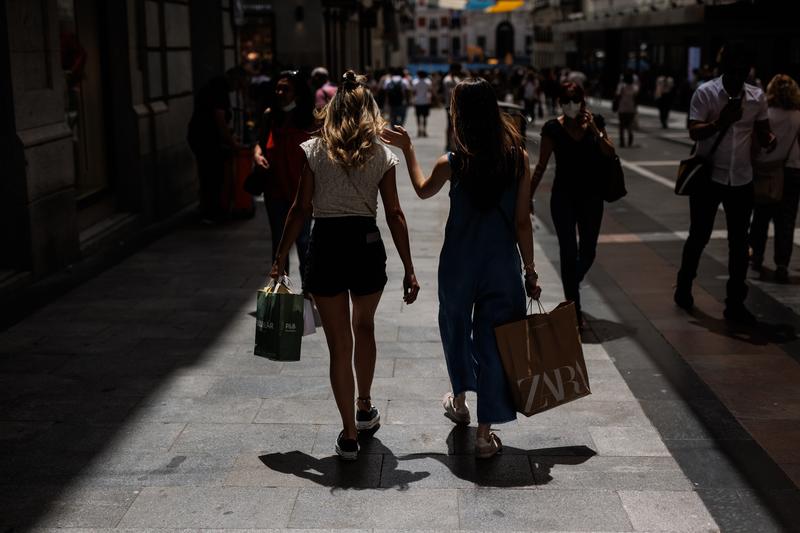 Las rebajas de verano atraen un 14,8% más de clientes que en 2021