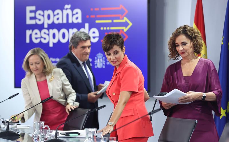 El Gobierno mantiene en el 4,3% su previsión de PIB en 2022, pero recorta 8 décimas la de 2023, al 2,7%
