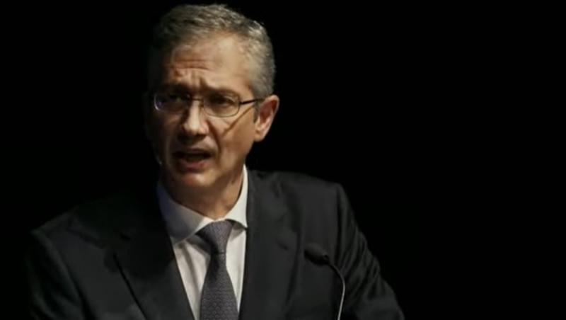 De Cos dice que «no es fácil» establecer impuestos a la banca que no afecten a la economía