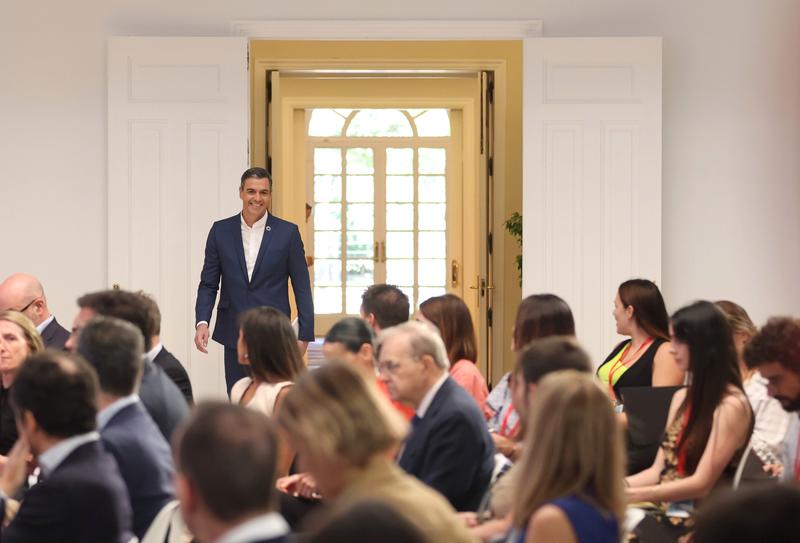 Sánchez comparece sin corbata en Moncloa y pide a cargos públicos no usarla como gesto de ahorro energético