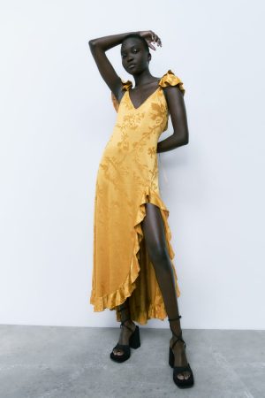 Vestido volantes dorado de Zara