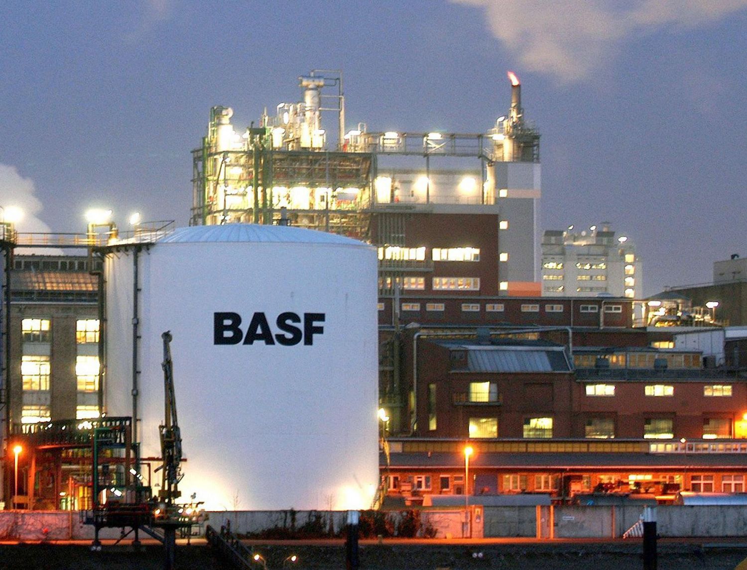 BASF salva las ventas con mayor volumen en 2025, aunque su EBITDA ajustado pierde terreno