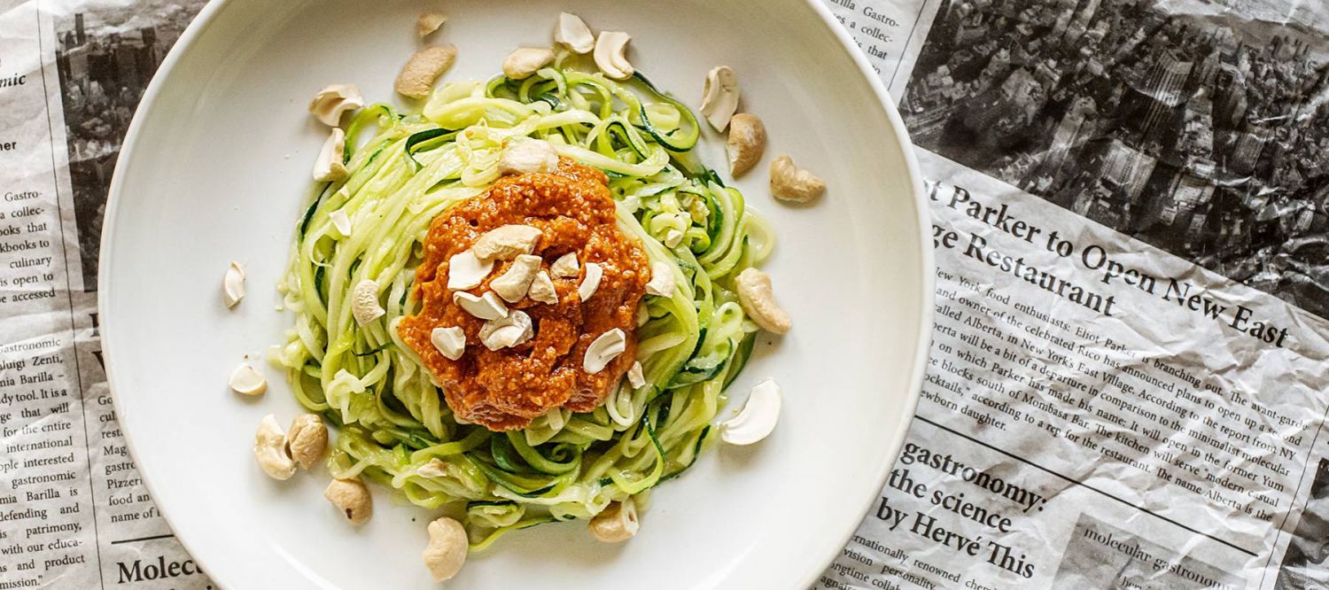 Cómo hacer espaguetis de calabacín con salsa pesto roja y queso mozzarella