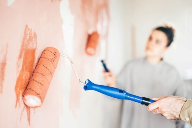 couple renovating the house couple painting a wall KHSYGUV 700x467 1 Merca2.es