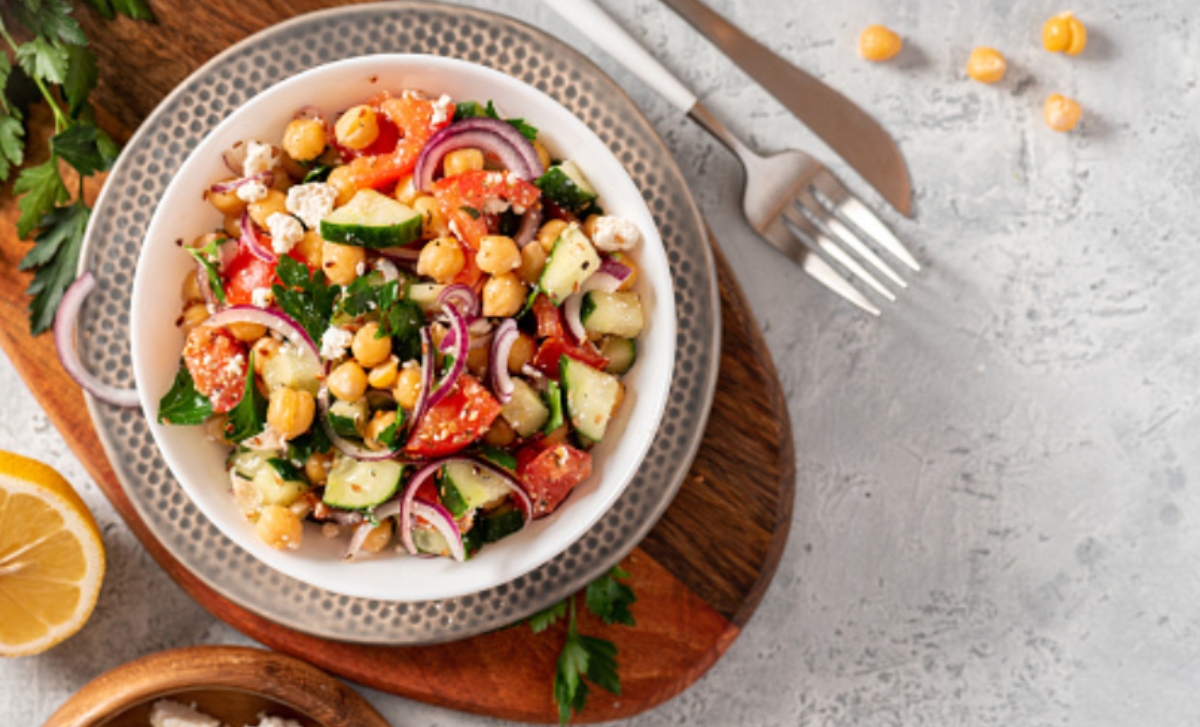 Ensalada de garbanzos y atún: la receta fácil que salvará tus cenas de verano