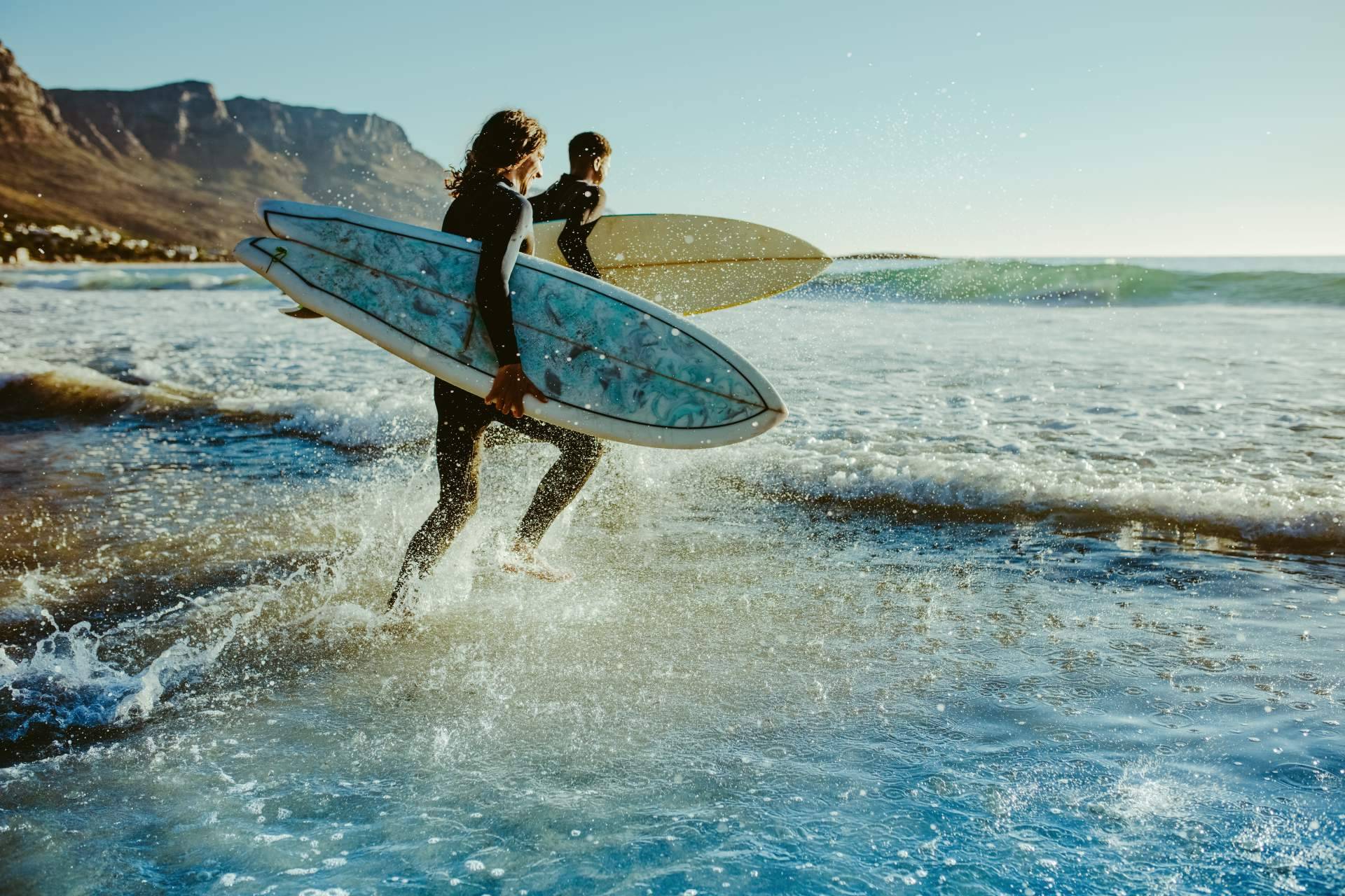 En la playa de Berria, se organiza el surf camp para adultos de Watsay
