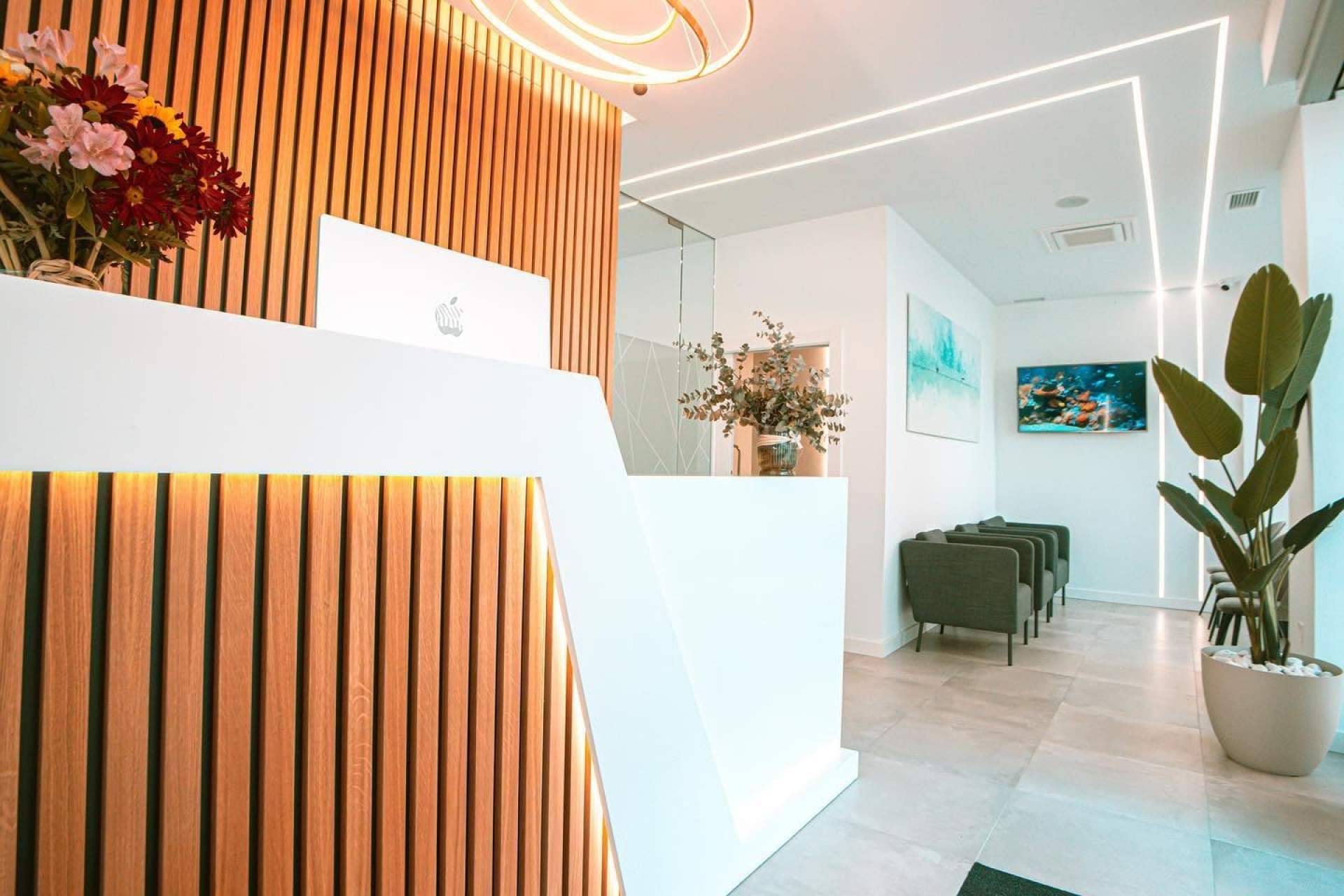 La clínica de Estética Dental Dr. Jesús Ruz es especialista en implantología dental