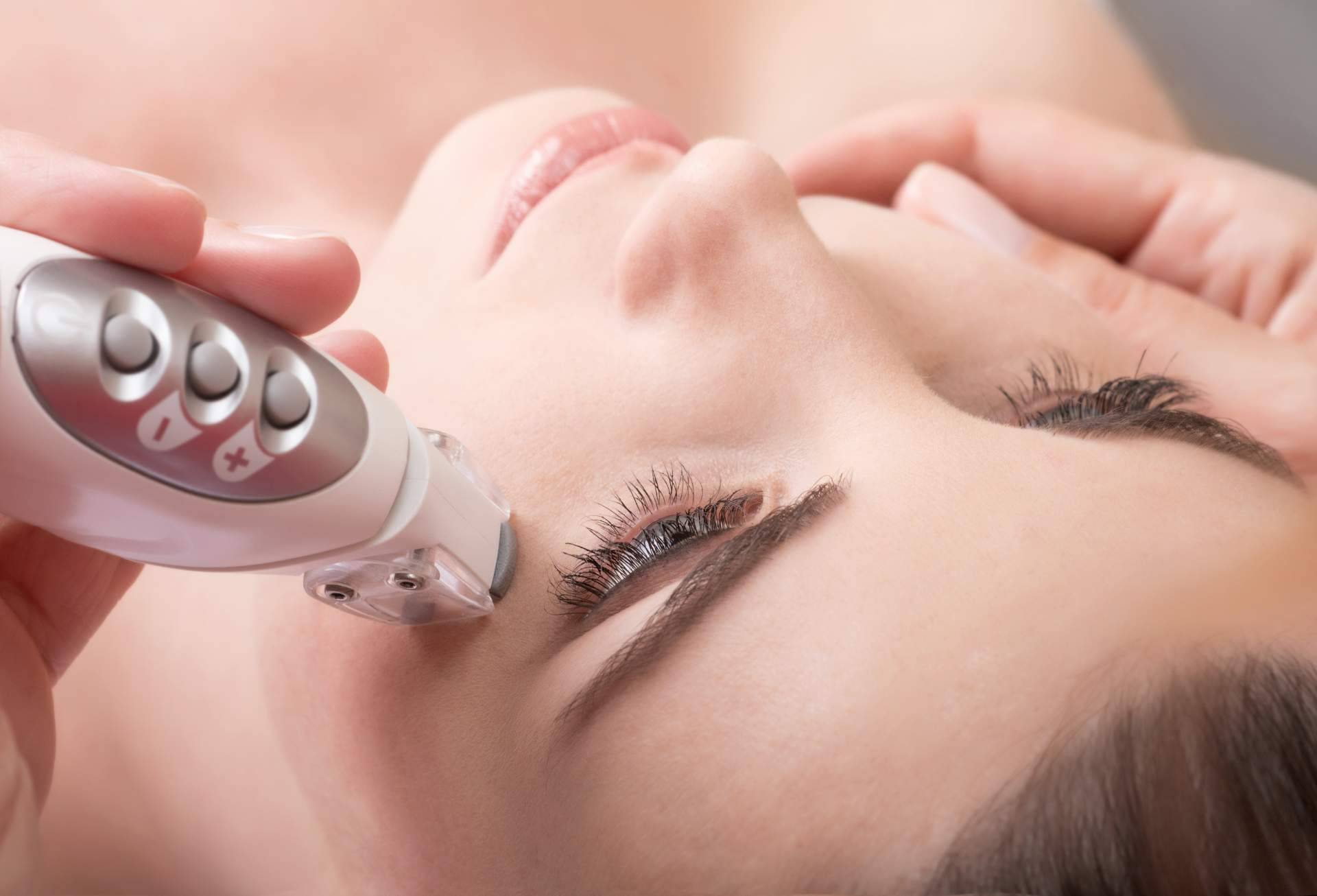 ¿Cómo es el tratamiento facial con punta de diamante que realiza Sapphira Privé Madrid Centro?