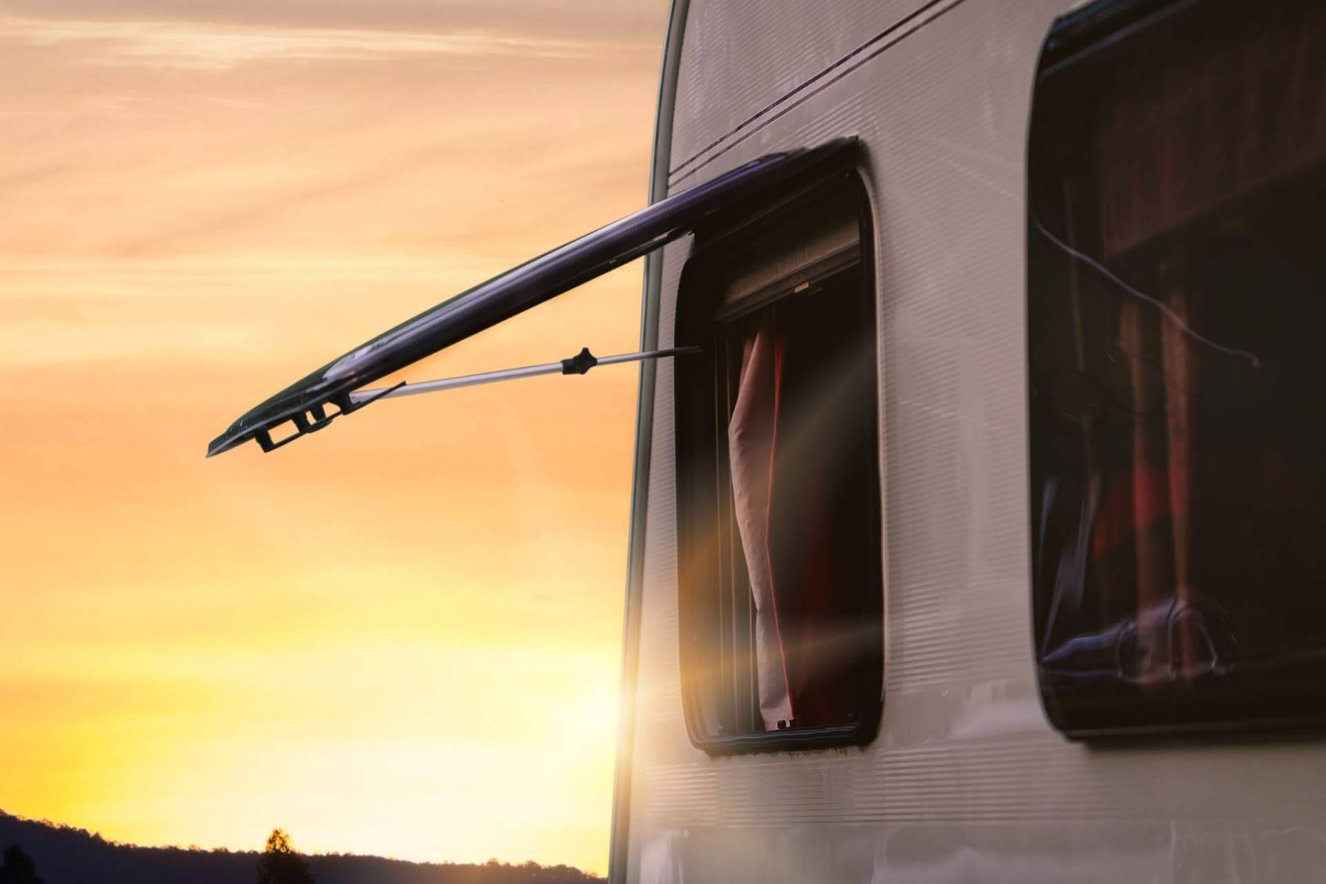 Proteger las ventanas de las autocaravanas, con el oscurecedor y mosquitera de Baie-Car