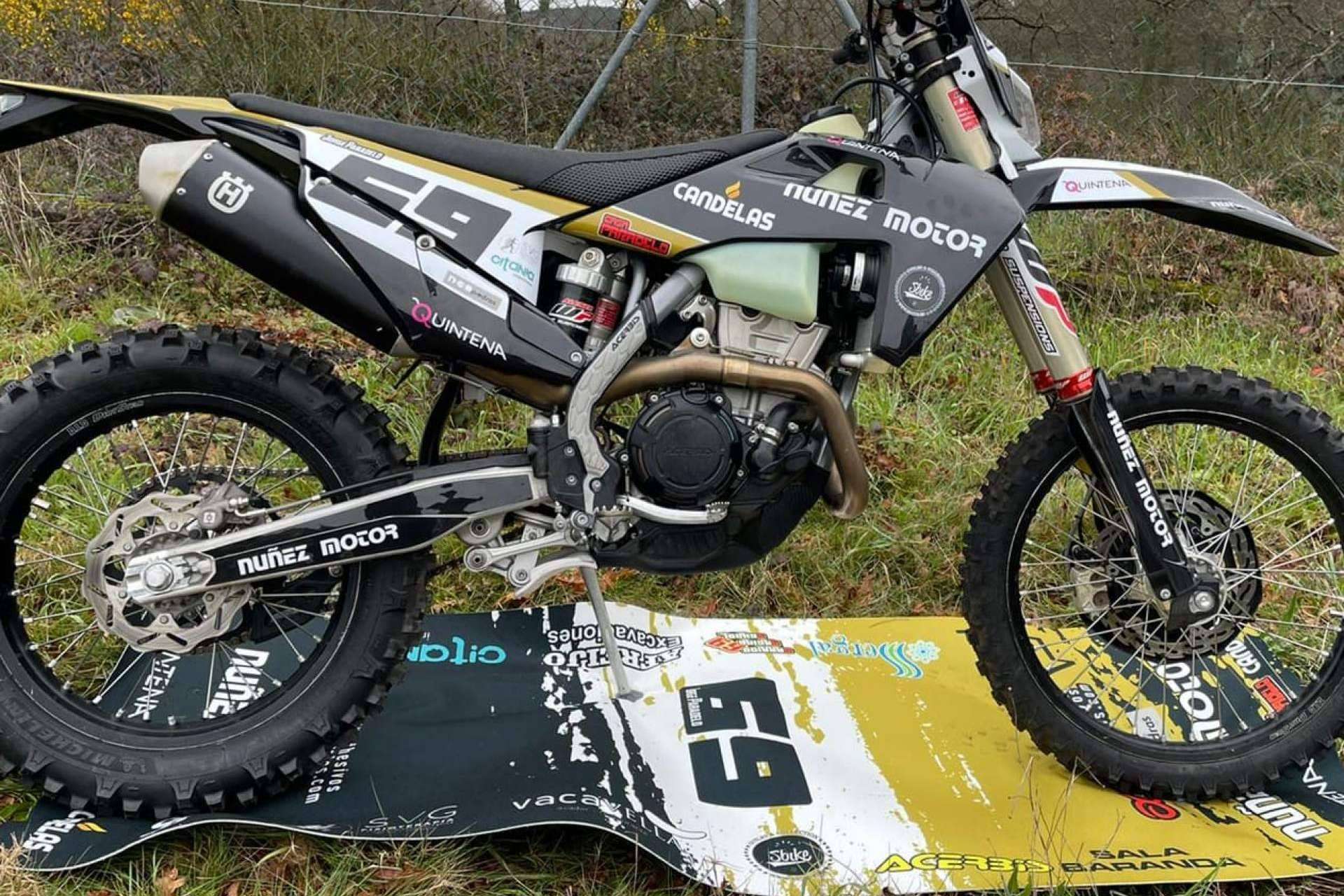 ADHESIVOSEMBARRADOS se ocupa de la personalización de las motos en el off road