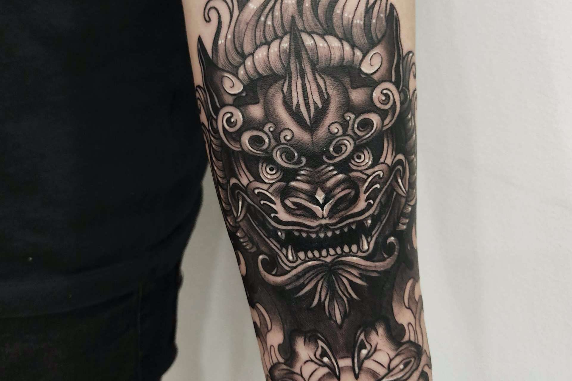 Los consejos de Vieja Escuela Tattoo para cuidar un tatuaje recién hecho durante el verano