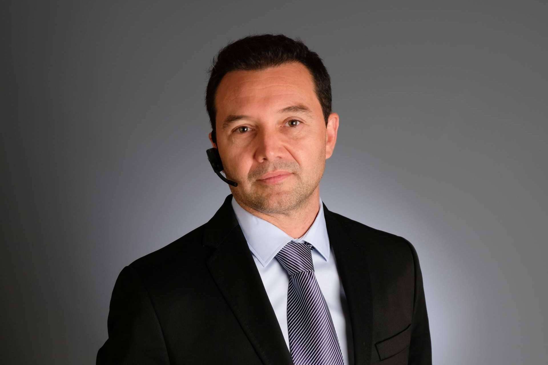 Uno de los referentes del país en la cirugía oral e implantes dentales es el Dr. Llistosella