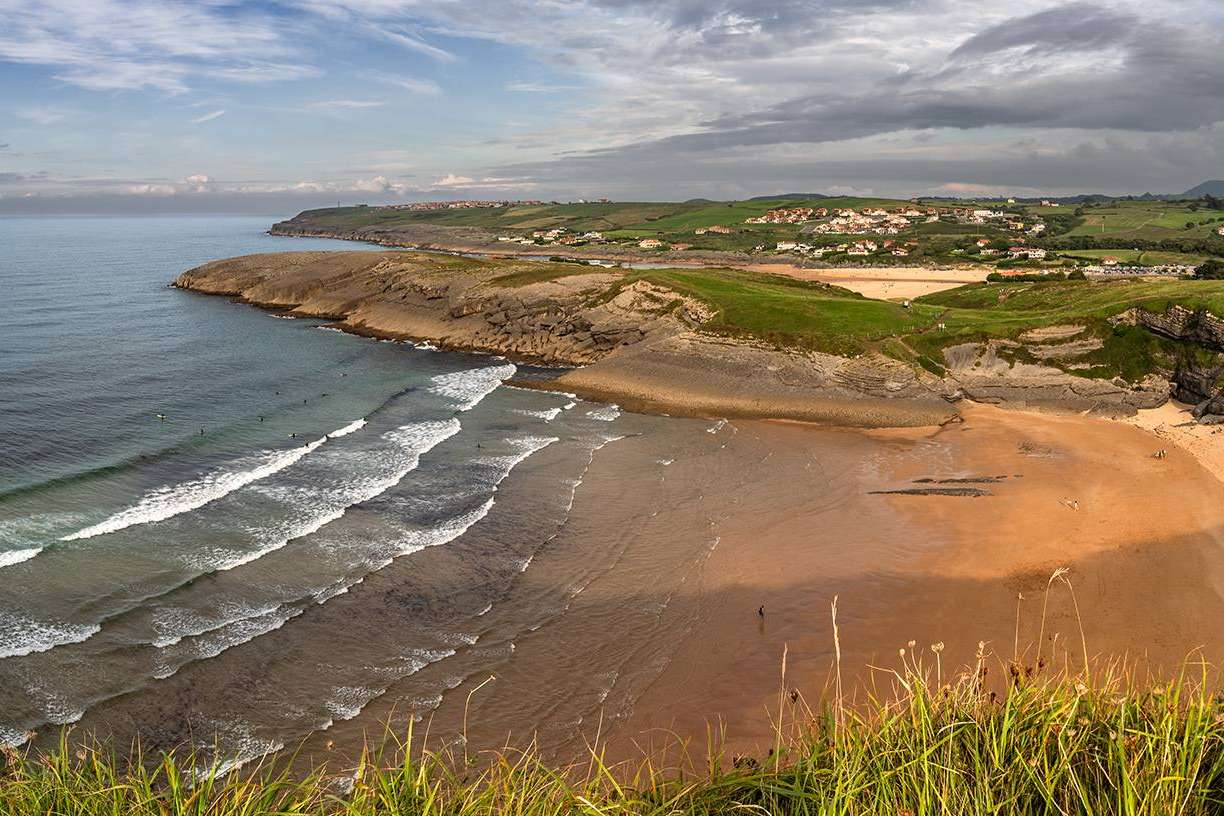 El campamento de surf de Cantabria Ajo Natura lleva más de 30 años de experiencia enseñando este deporte