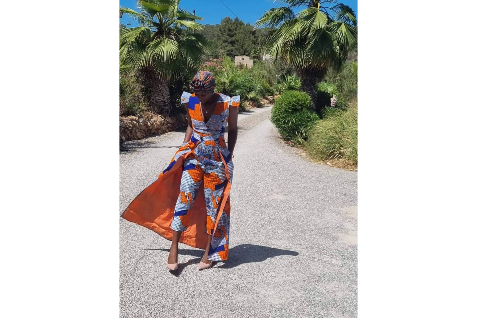 Queen Titíne es una marca de ropa solidaria que combina diferentes estampados africanos con el estilo occidental