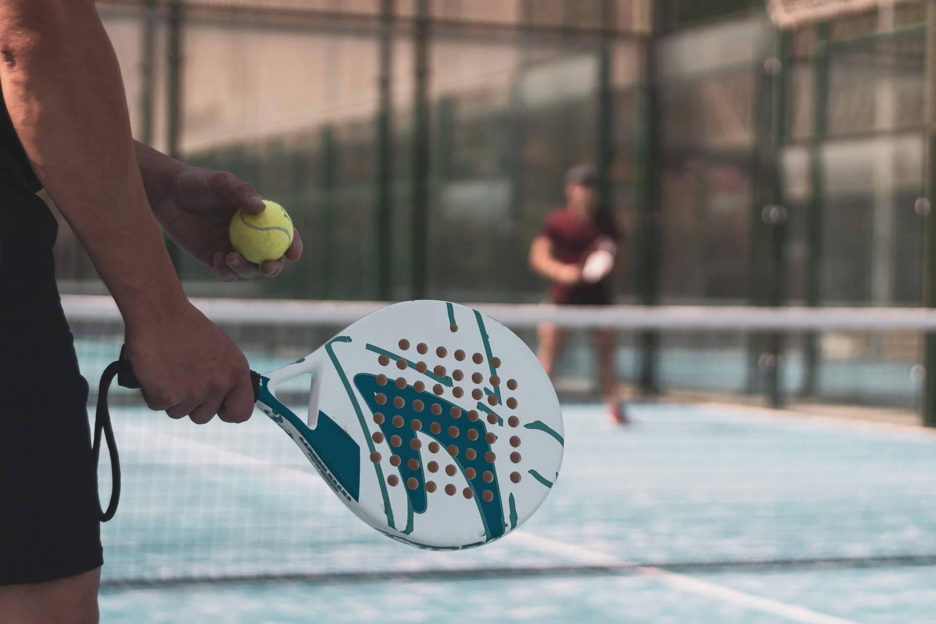 SPORT AND TREND dispone de bolas de pádel y palas de pádel para todos los niveles