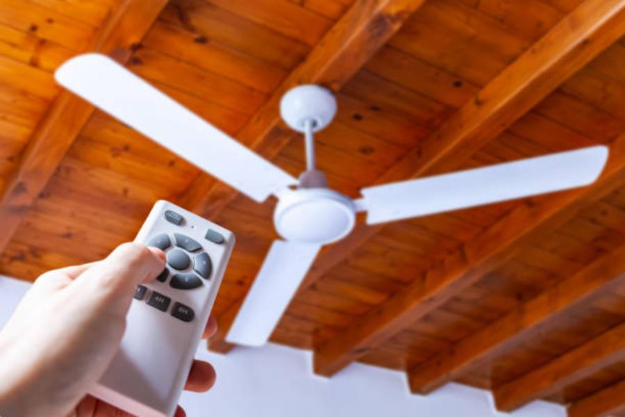 Sin aire acondicionado: utiliza ventiladores de techo