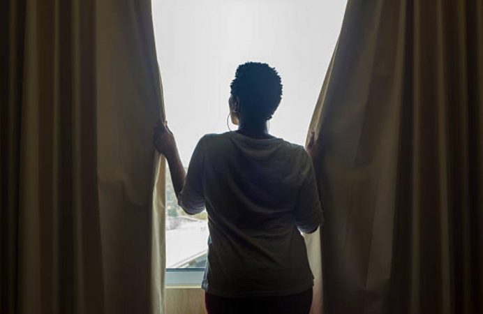 Dejar las persianas bajadas y las cortinas cerradas