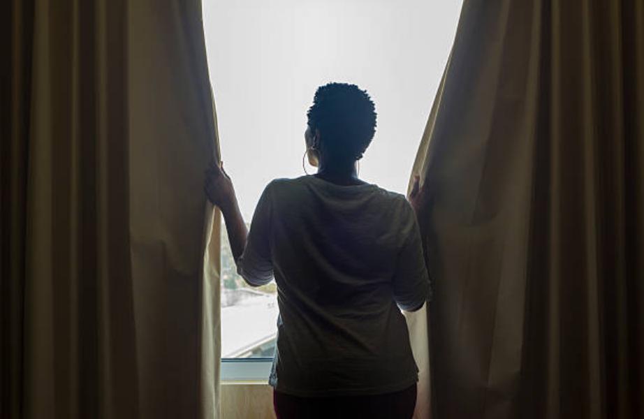 Dejar las persianas bajadas y las cortinas cerradas