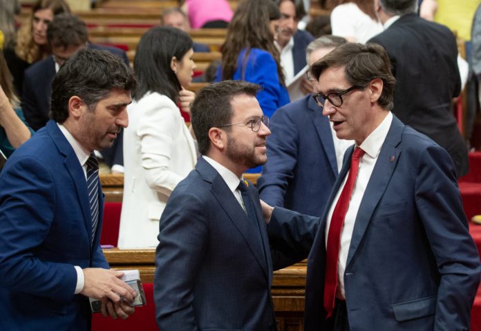 Aragonès e Illa, presidente y jefe de la oposición de Cataluña, pactan la subida de impuestos