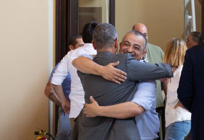 Alberto Álvarez y Jordi Terrades (PSC) se abrazan tras la convalidación