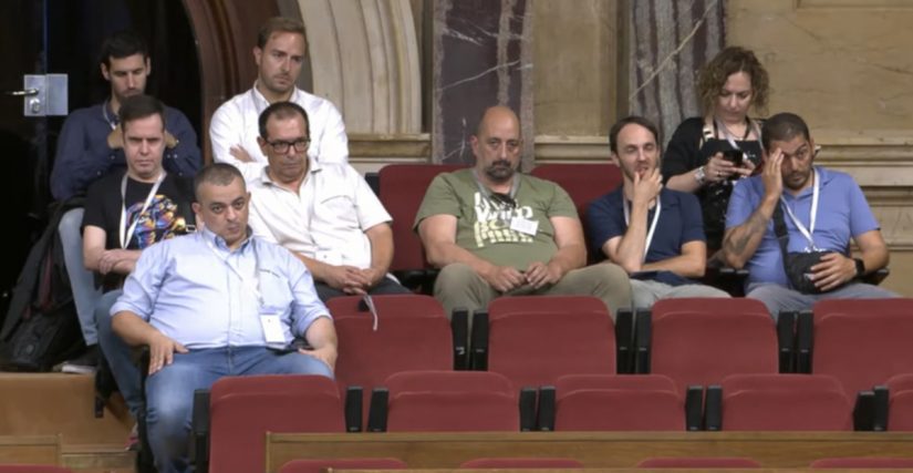 Los taxistas escuchan a los políticos en la tribuna de invitados del Parlament