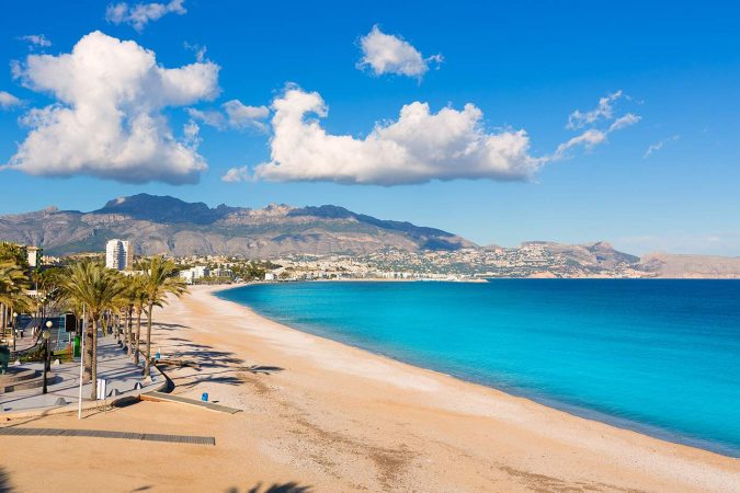 Playas de España con cuevas increíbles en las que te puedes bañar 