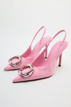 Zapato de tacón alto color rosa y adorno de Zara