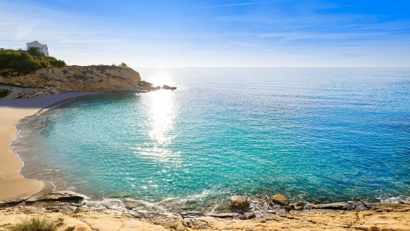 Playas de España con cuevas increíbles en las que te puedes bañar 