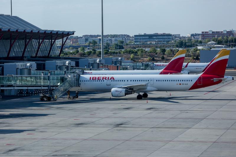 Un total de 58 vuelos de Iberia Express operan sin incidencias por la huelga esta tarde