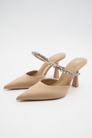 Zapato de tacón con brillos de Zara