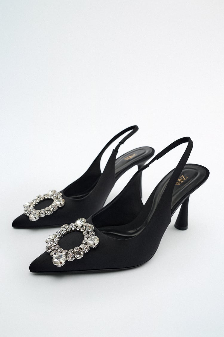 Zapato negro destalonado con adorno