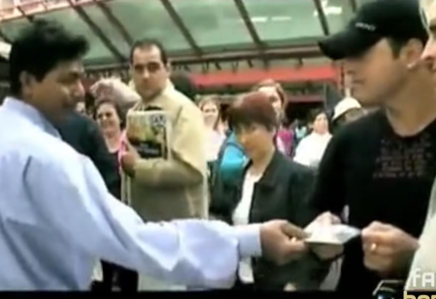 De incógnito y con gorra se encaró al mantero