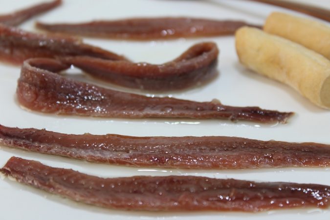 Ingredientes para los macarrones con tomate y anchoa