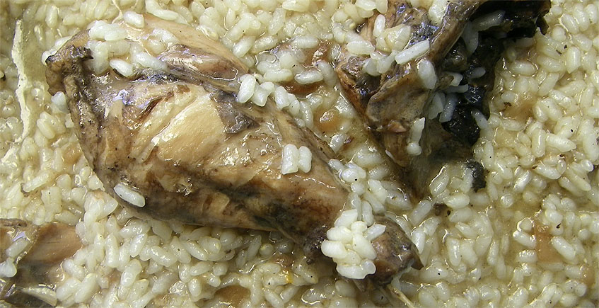 Conejo con arroz: un guiso clásico con sabor a estrella Michelin