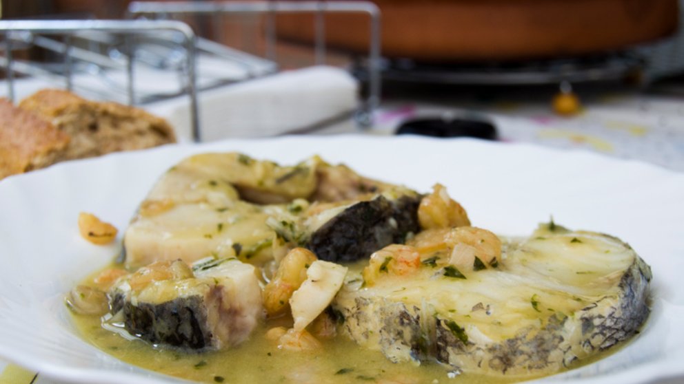 Dorada al ajillo: la mejor receta de pescado que puedes hacer en casa