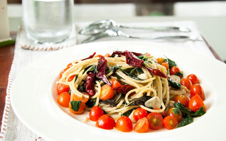 espaguetis con tomate cherry y espinacas Merca2.es