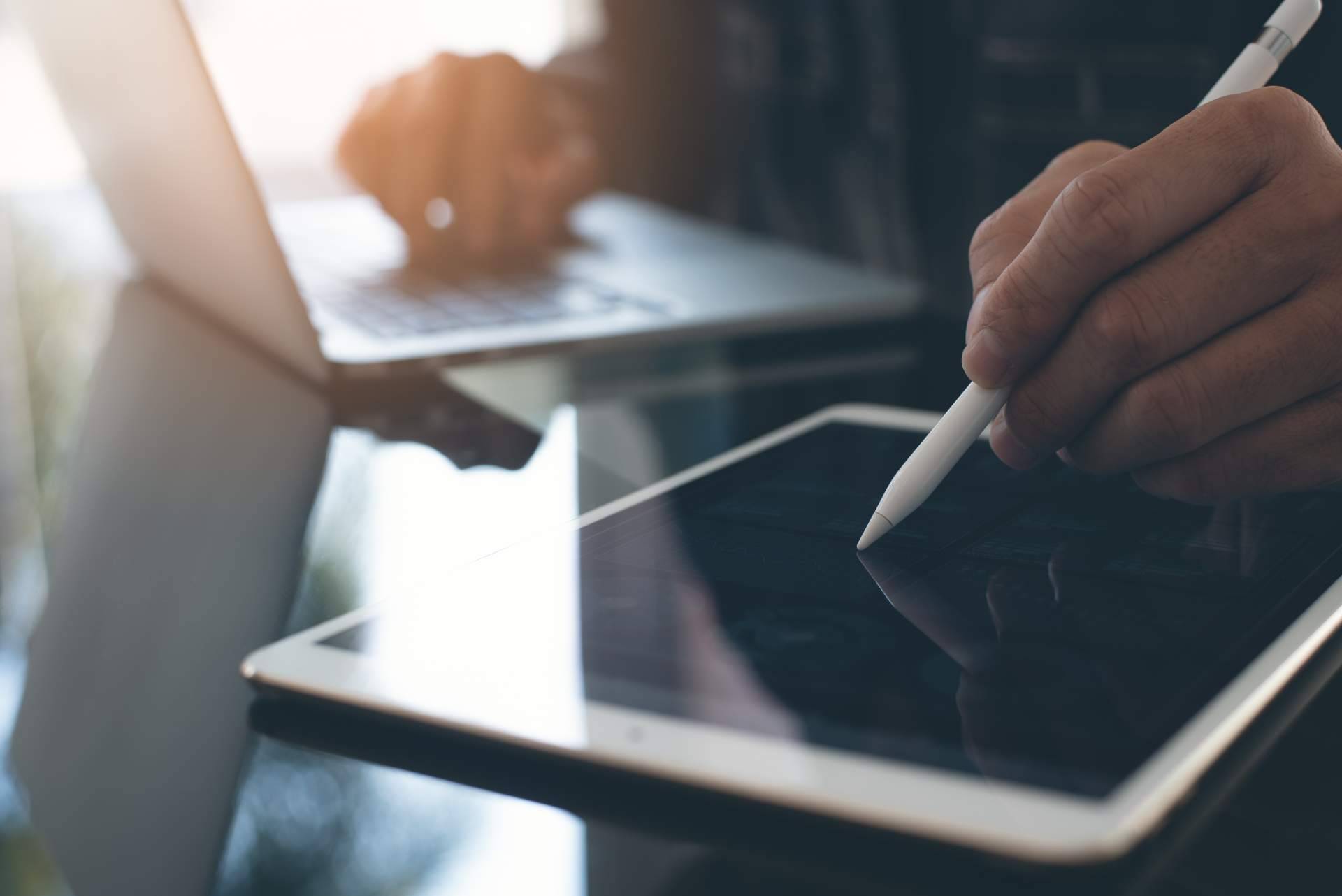 ¿Cuáles son las ventajas y usos de utilizar la aplicación SIGNply en empresas para firmar online?