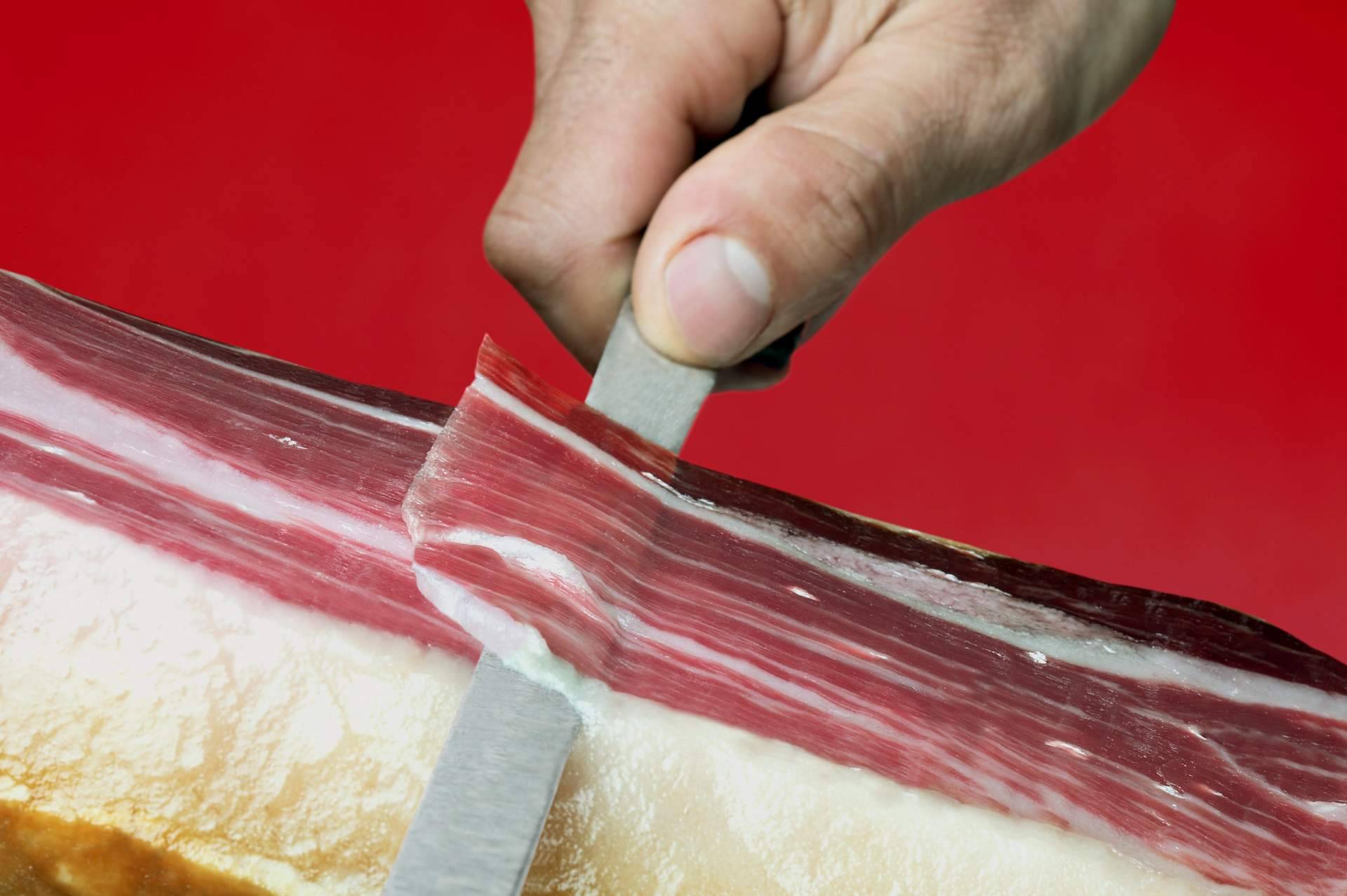Para obtener un buen jamón de Extremadura, Bendita Extremadura cría a sus animales al aire libre y les da de comer alimentos naturales