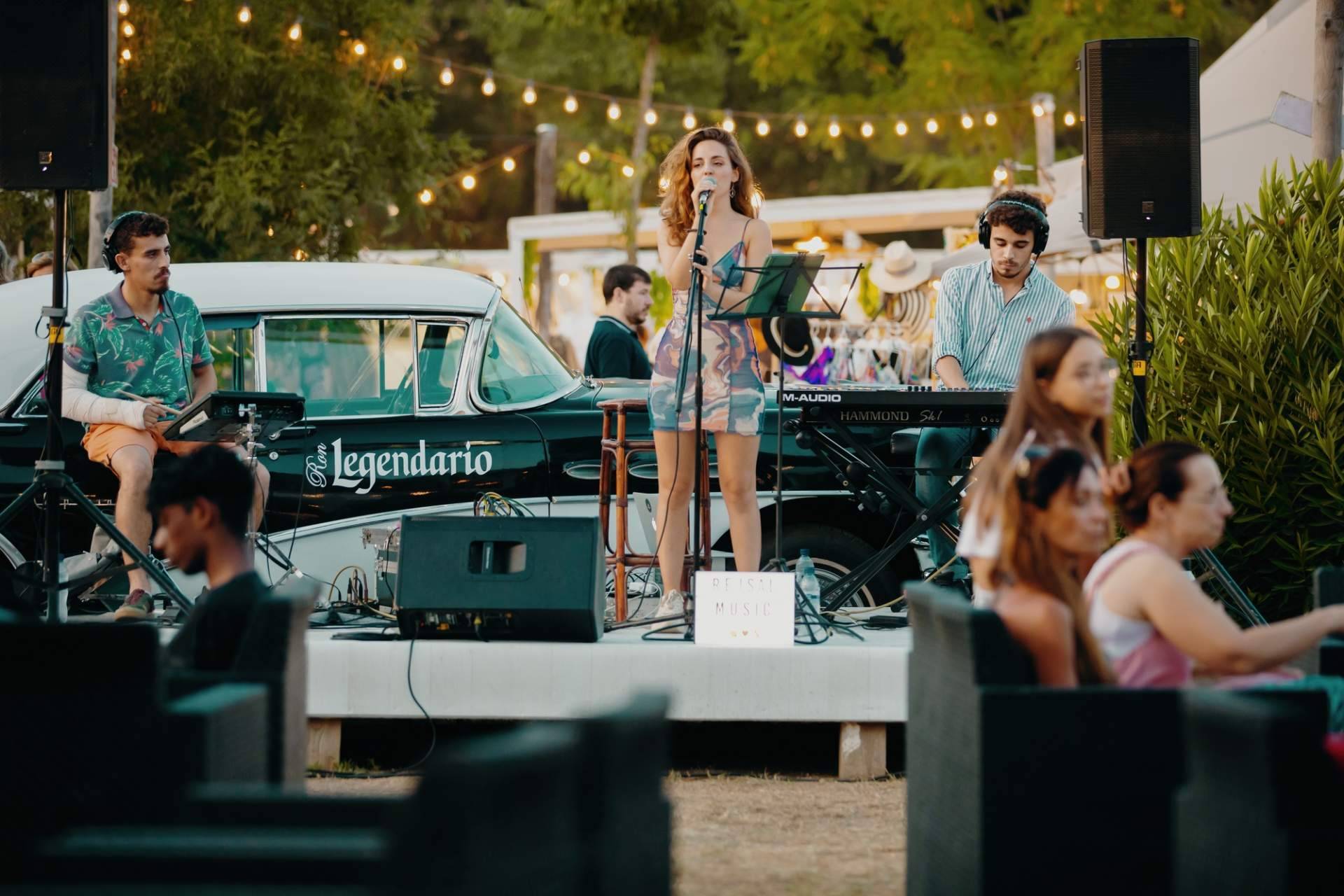 El punto de encuentro del verano en la Costa Brava, Ron legendario y la Santa Market