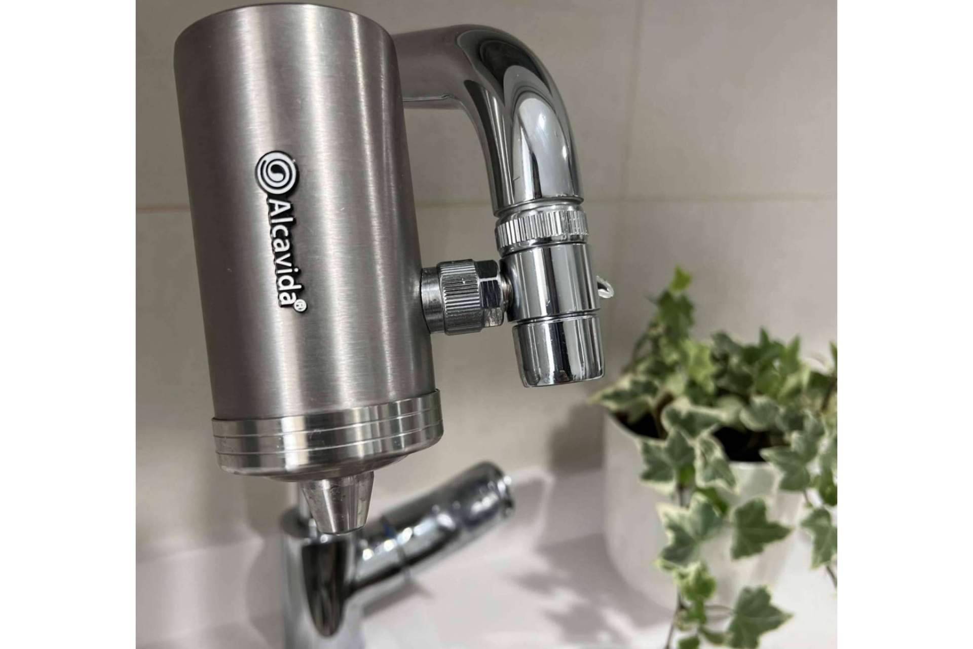 Alcavida ayuda a reducir el consumo de agua embotellada de plástico con su filtro de agua para el grifo