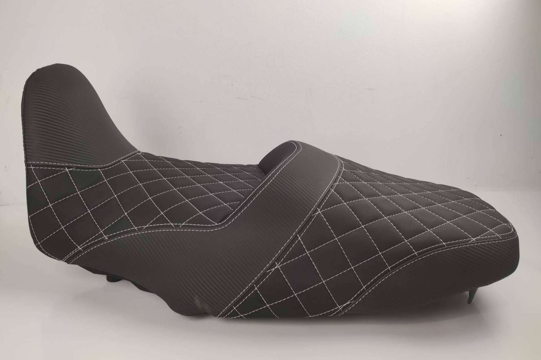 Antes de empezar a desplazarse durante las vacaciones, es recomendable tapizar el asiento de moto con JM Fundas